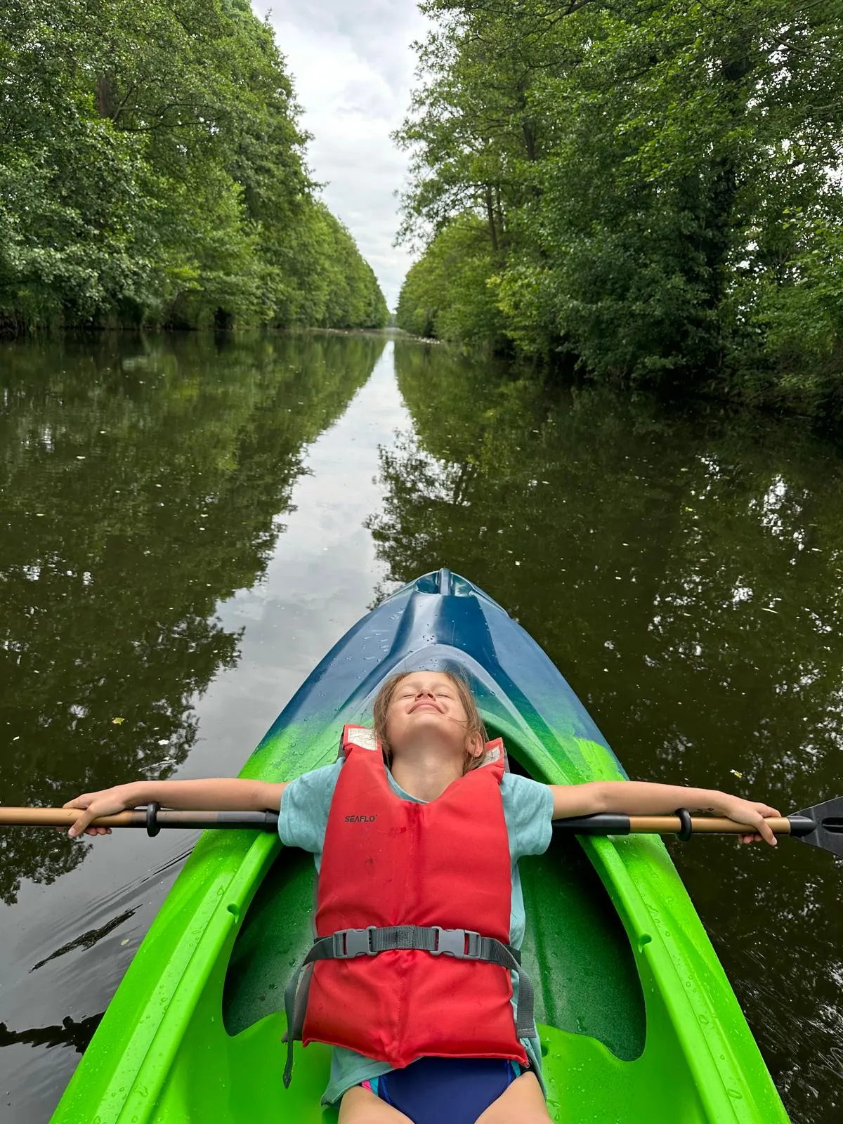 Kind genießt die Ruhe beim Paddeln durch den Emster Kanal