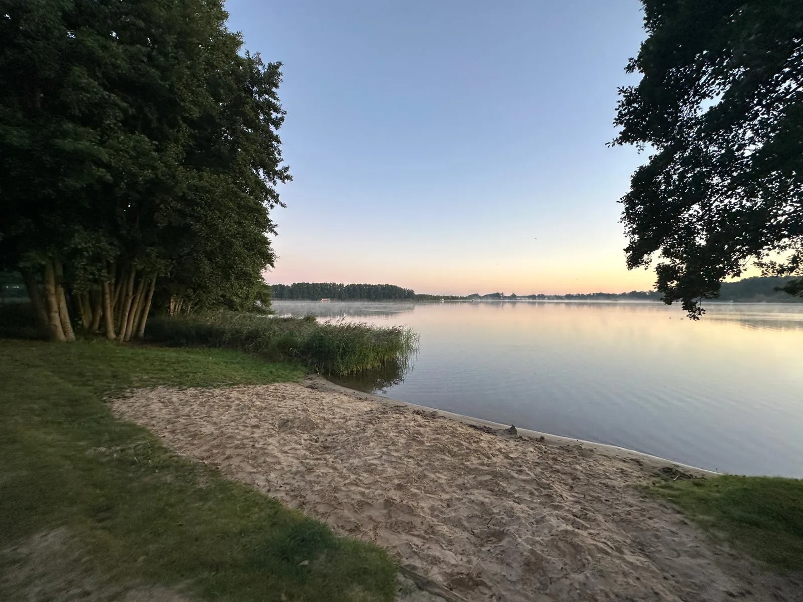 Sonnenaufgang an der Badestelle am Netzener See