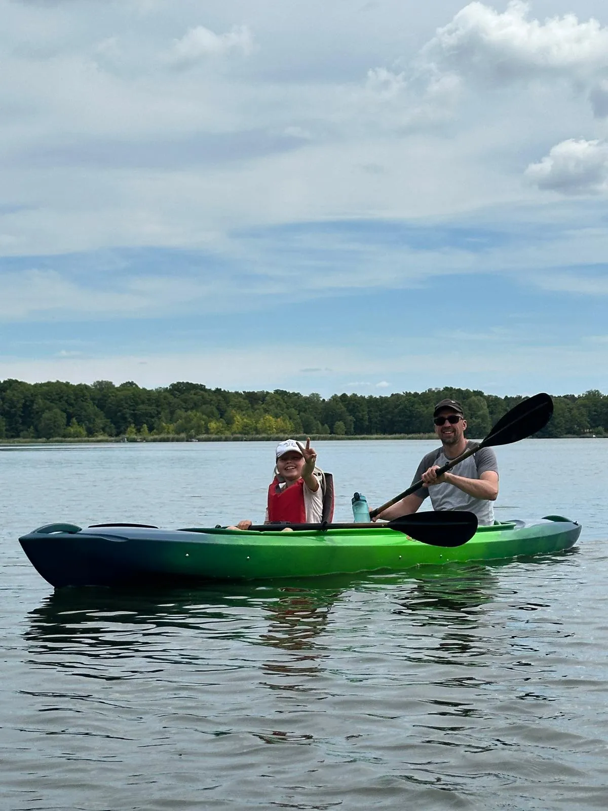 Vater und Kind im Kanu auf dem Netzener See